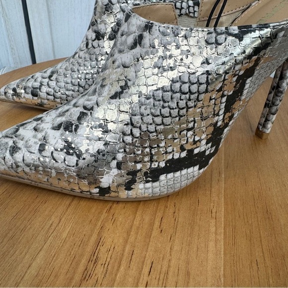Express Snake Reptile Print Heeled Mules Shoes Ivory Gold 7 New Pointed‎ Toe - Picture 7 of 11